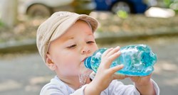 Ako pijete flaširanu vodu, unosite duplo više čestica mikroplastike